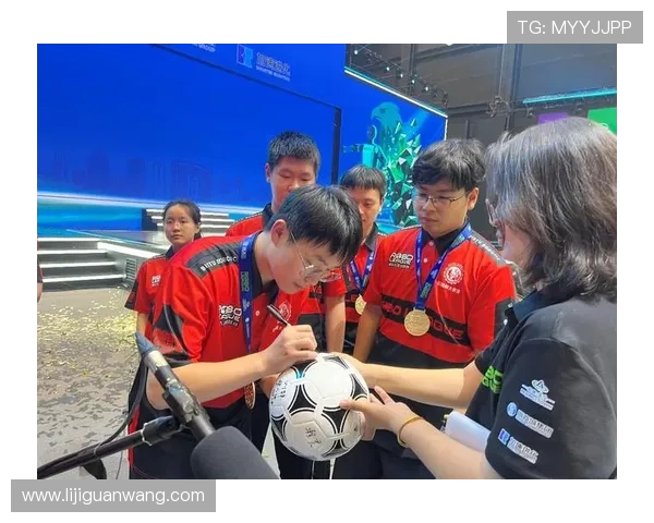 掌握真人足球的技巧与策略,让你在虚拟赛场中成为真正的足球高手 掌握真人足球的技巧与策略,让你在虚拟赛场中成为真正的足球高手